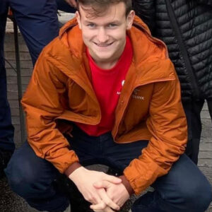 Ung mann sit på huk.