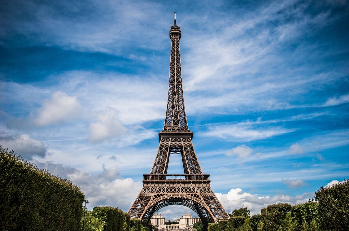 Bilete av Eiffeltårnet i solskinn.