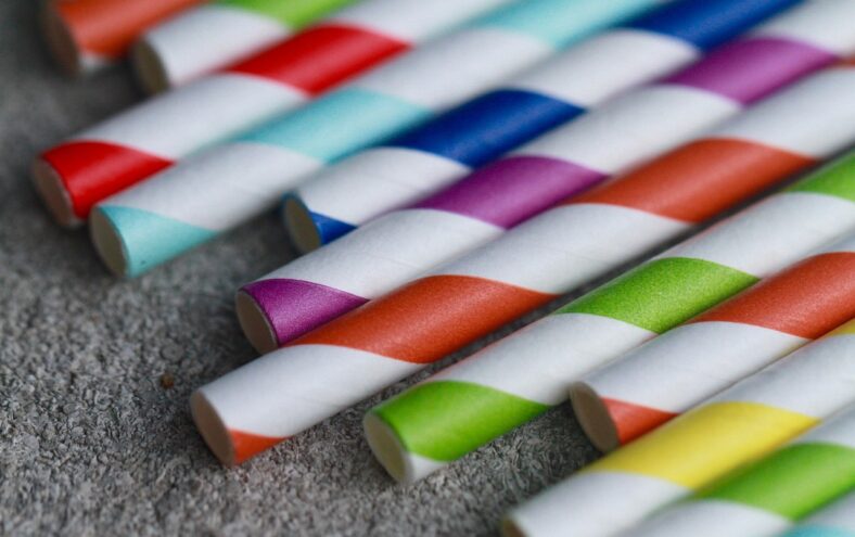 Papirsugerøyr i ulike fargar.