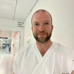 Mann i sykepleieruniform.