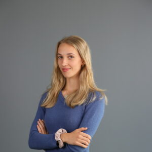 Kvinne som smile til kamera.