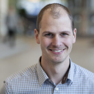 Ein mann som smilar til kamera.
