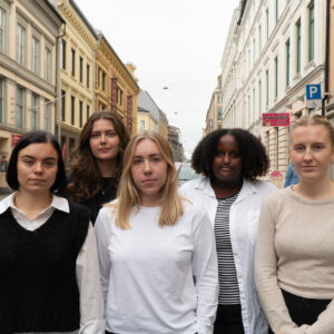 Fem kvinner som ser alvorlig inn i kamera.