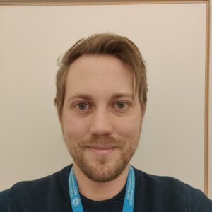 Ein mann som smiler til kamera.