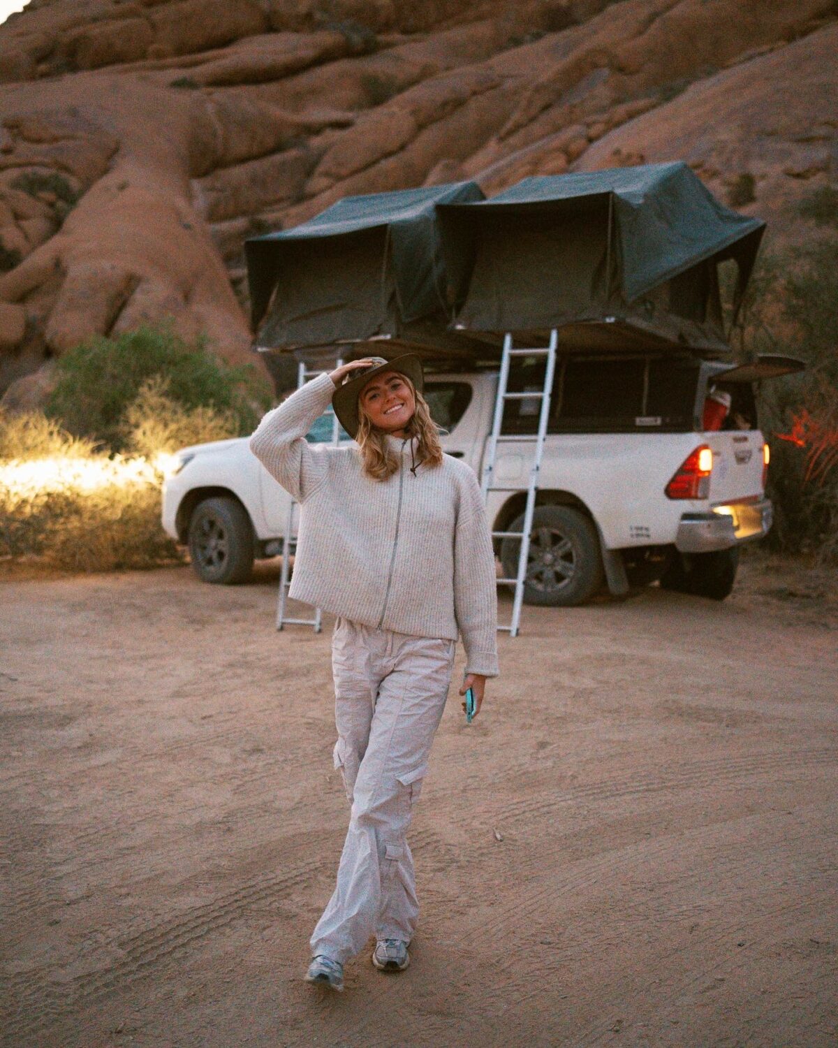 Kvinne går i ørkenen.