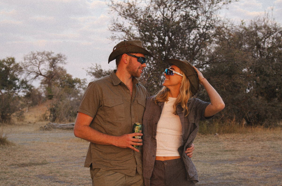 Ein mann og ei kvinne på safari.