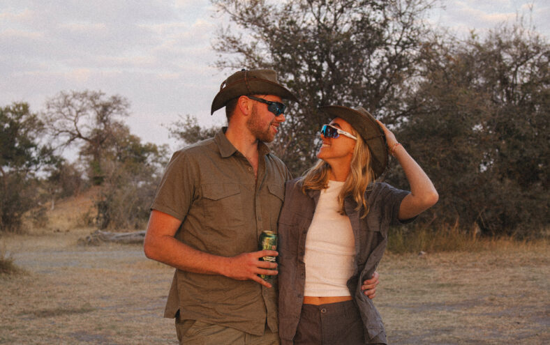 Ein mann og ei kvinne på safari.