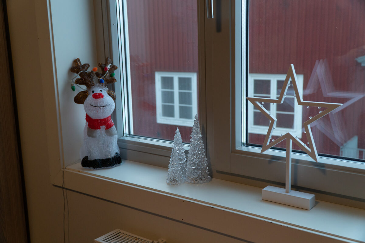 Ein vindaugskarm med diverse julepynt.