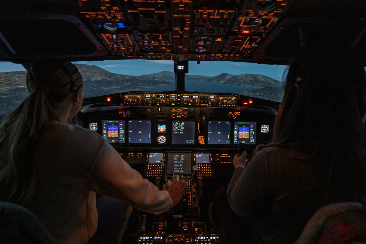 To personer som sitteri cockpit i et fly og styrer flyet.