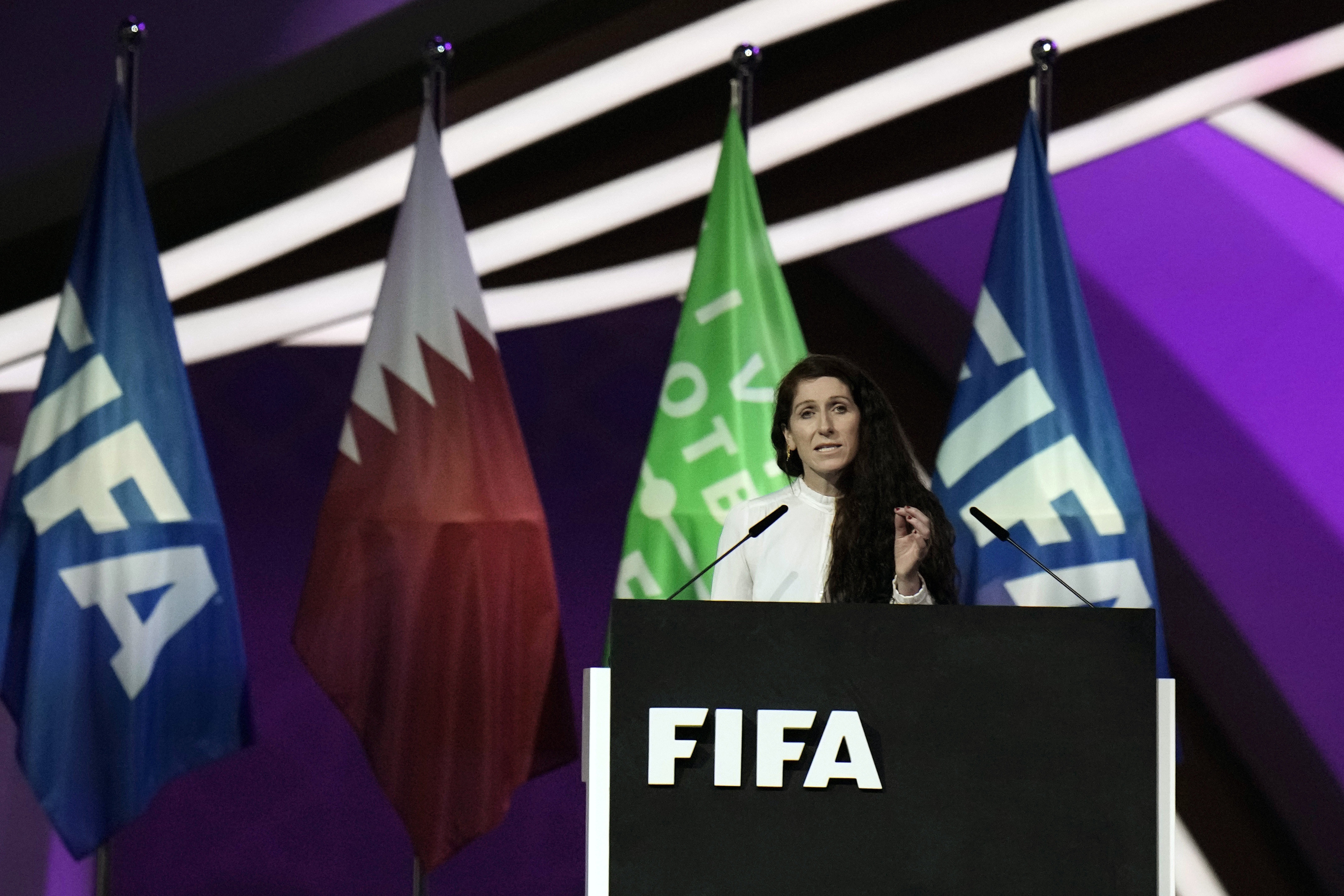 Kvinne som holder tale under i FIFA sin kongress.