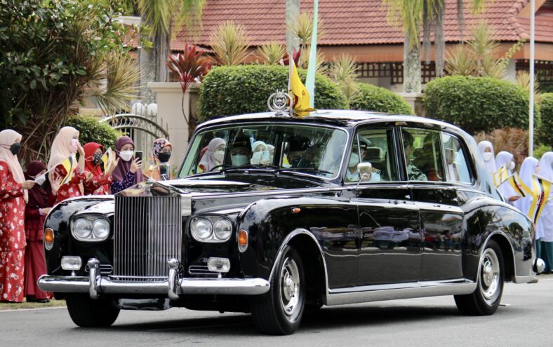 Sultan Hassanal Bolkiah av Brunei har ei stor bilsamling, og stramt grep om makta.