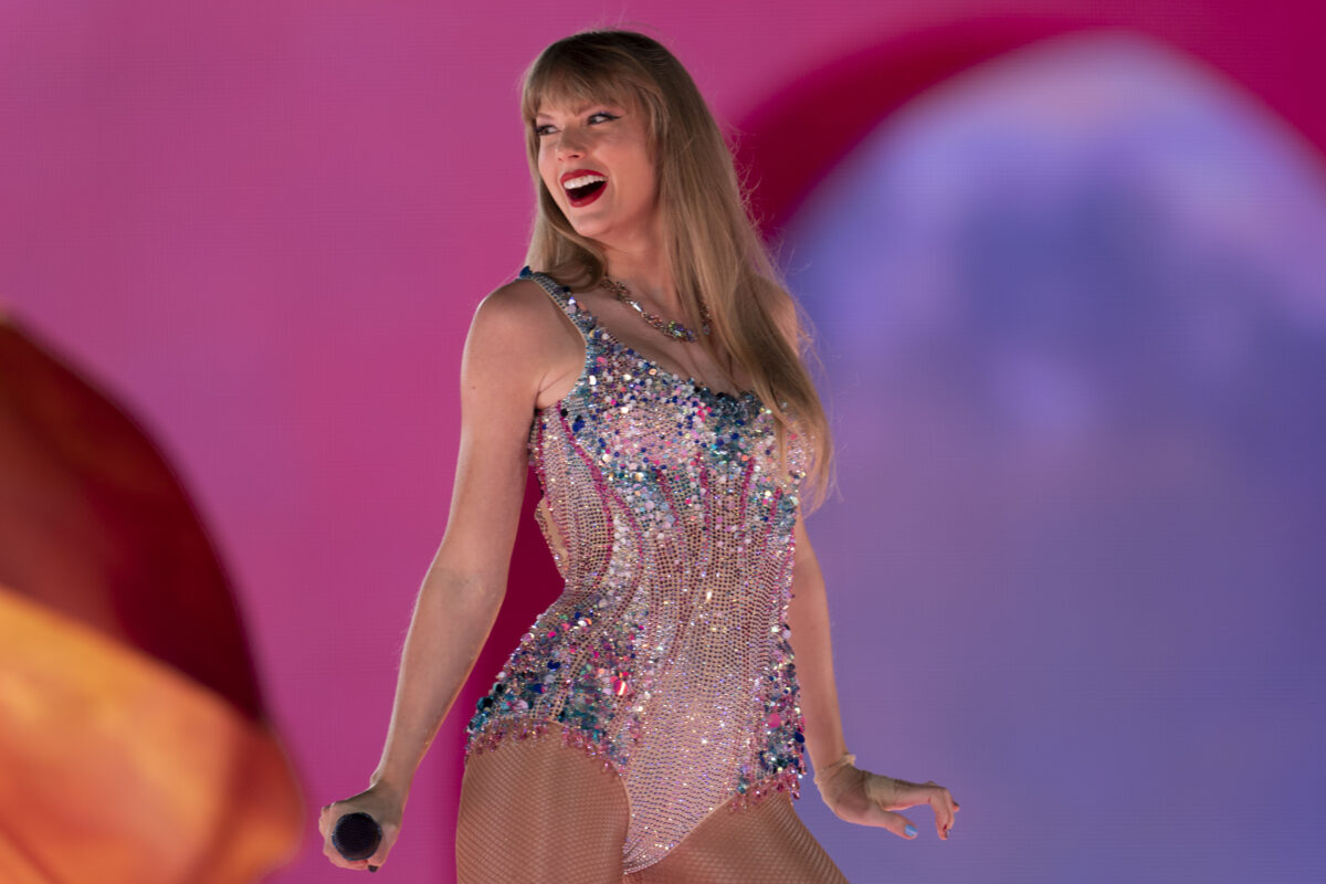 Taylor Swift på scena under ein konsert under The Eras Tour.