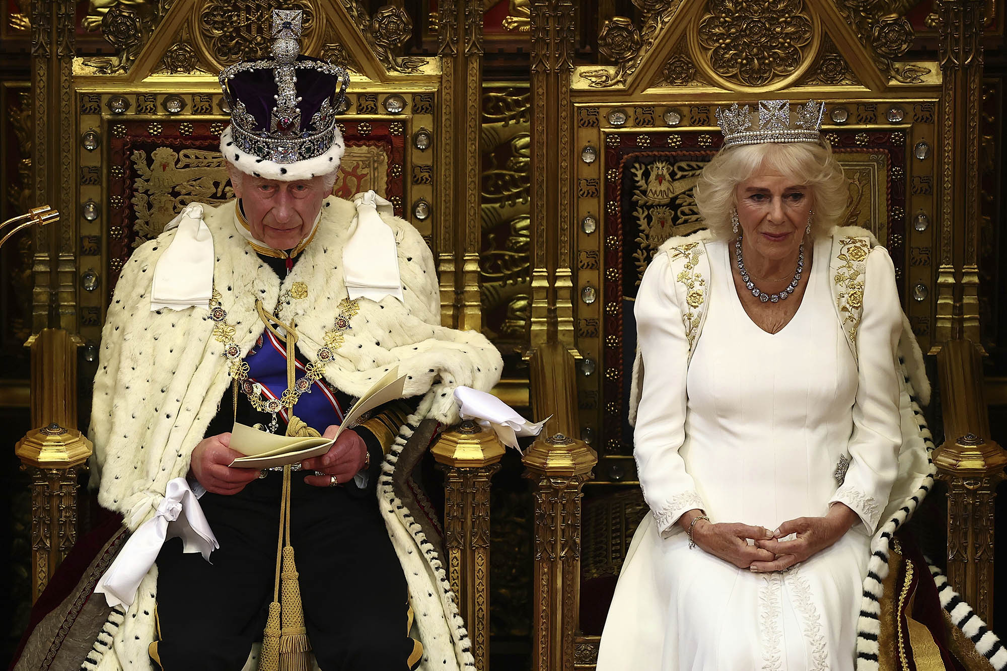 Kong Charles og Dronning Camilla sit på kvar si trone 