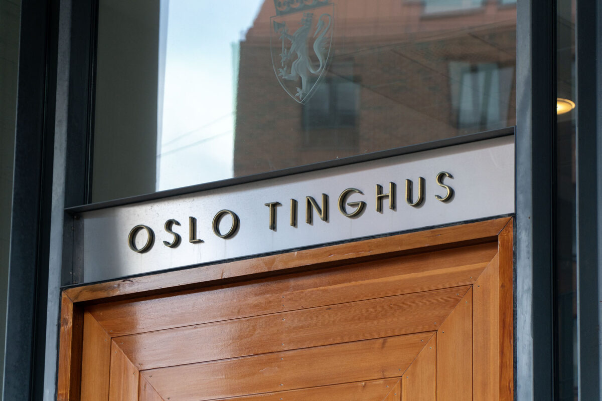Oslo tingrett. Nærbilete av døra med "Oslo tinghus" over seg.