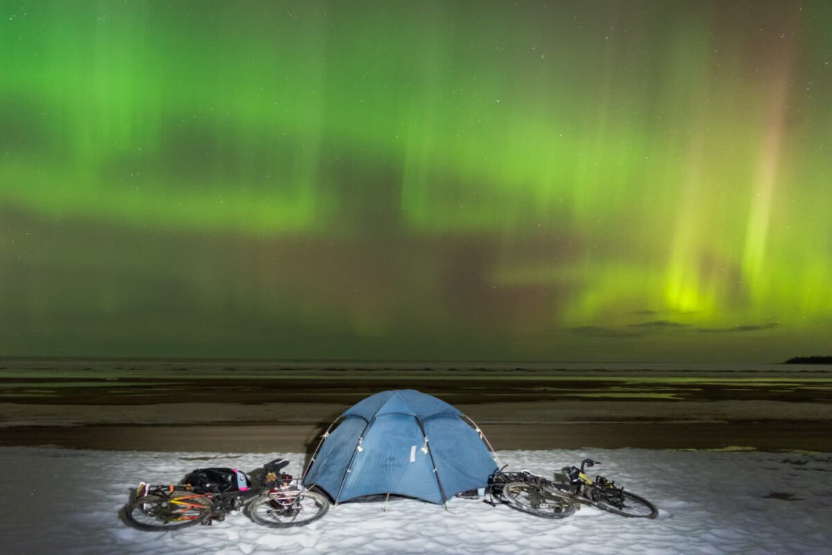 Ei telt, to syklar og ein himmel med nordlys