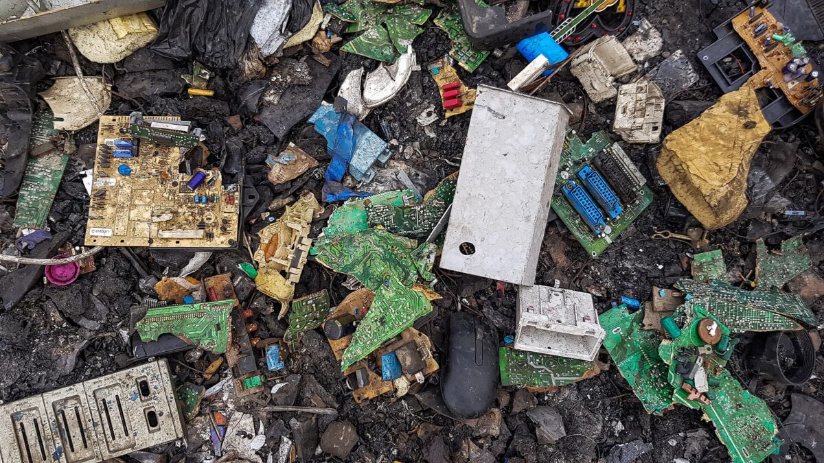 Ein samling av søppel, mykje elektronisk avfall