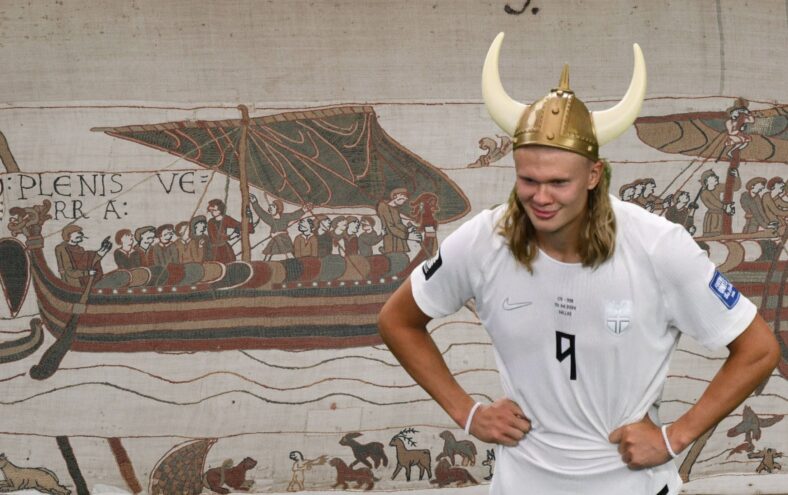 Erling Braut Haaland iført vikinghjelm med horn