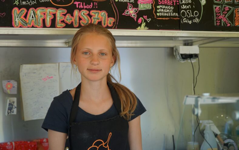 jente i ein iskrem-kiosk