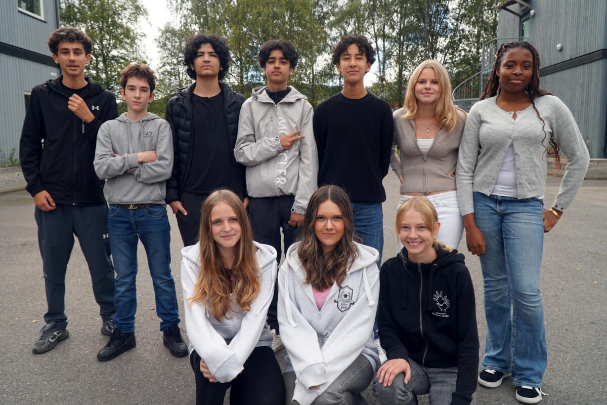 10 elevar poserer og ser i kameraet.