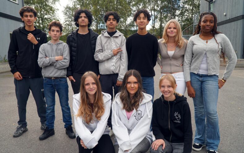 10 elevar poserer og ser i kameraet.