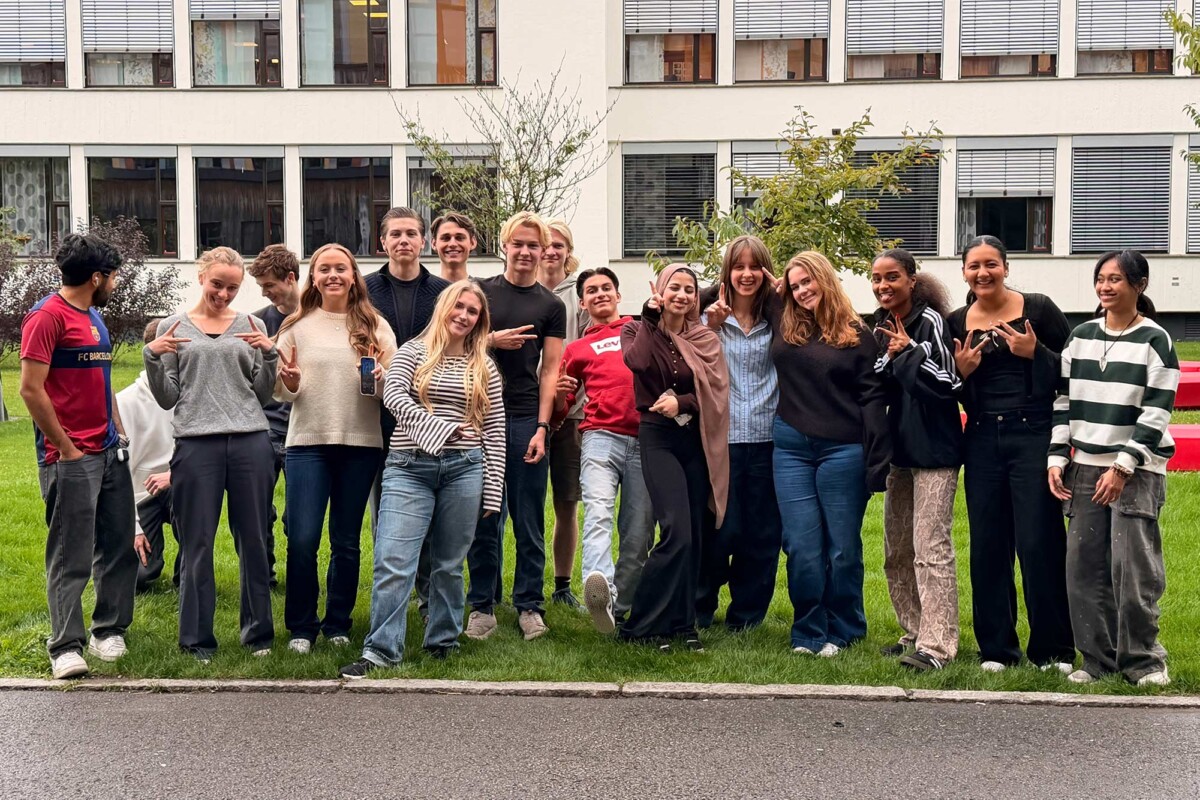 Ein gruppe på om lag 15 elevar smiler til kameraet.