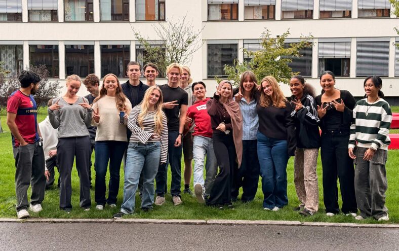 Ein gruppe på om lag 15 elevar smiler til kameraet.