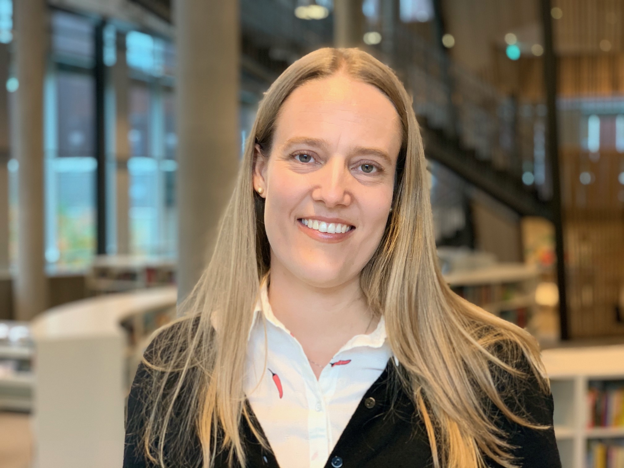 Ei blond dame smiler til kameraet.