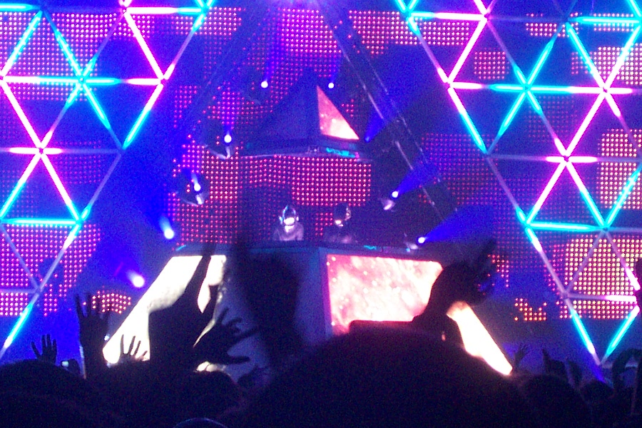 https://commons.wikimedia.org/wiki/File:Daft_Punk,_14-6-2007,_Bercy,_Paris.jpg