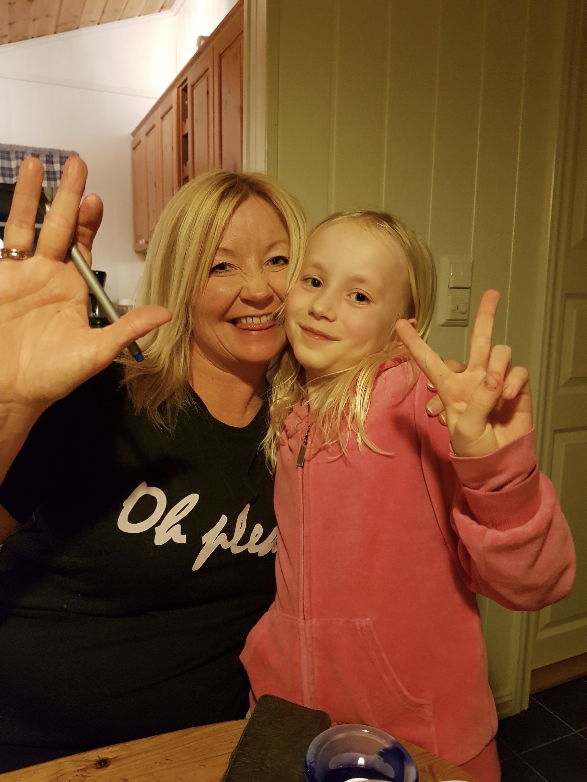 Ei mamma og ei lita jente smiler til kameraet.